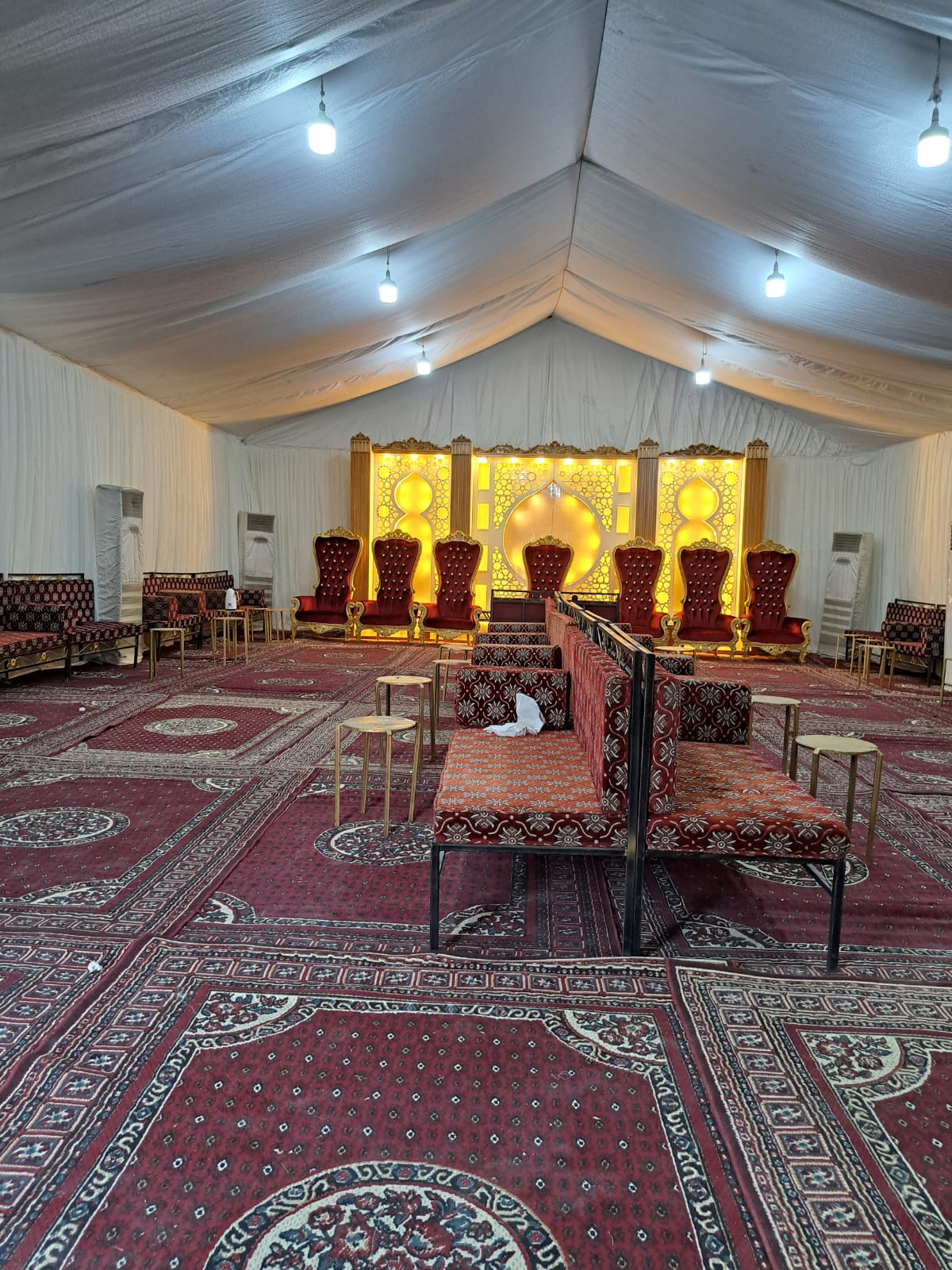 تنظيم حفلات تخرج في الكويت داخل قاعة فاخرة مزينة بالبالونات والديكور