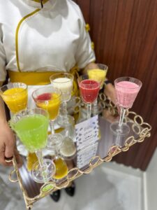 عاملة ضيافة في الكويت تقدم القهوة العربية في مناسبة راقية