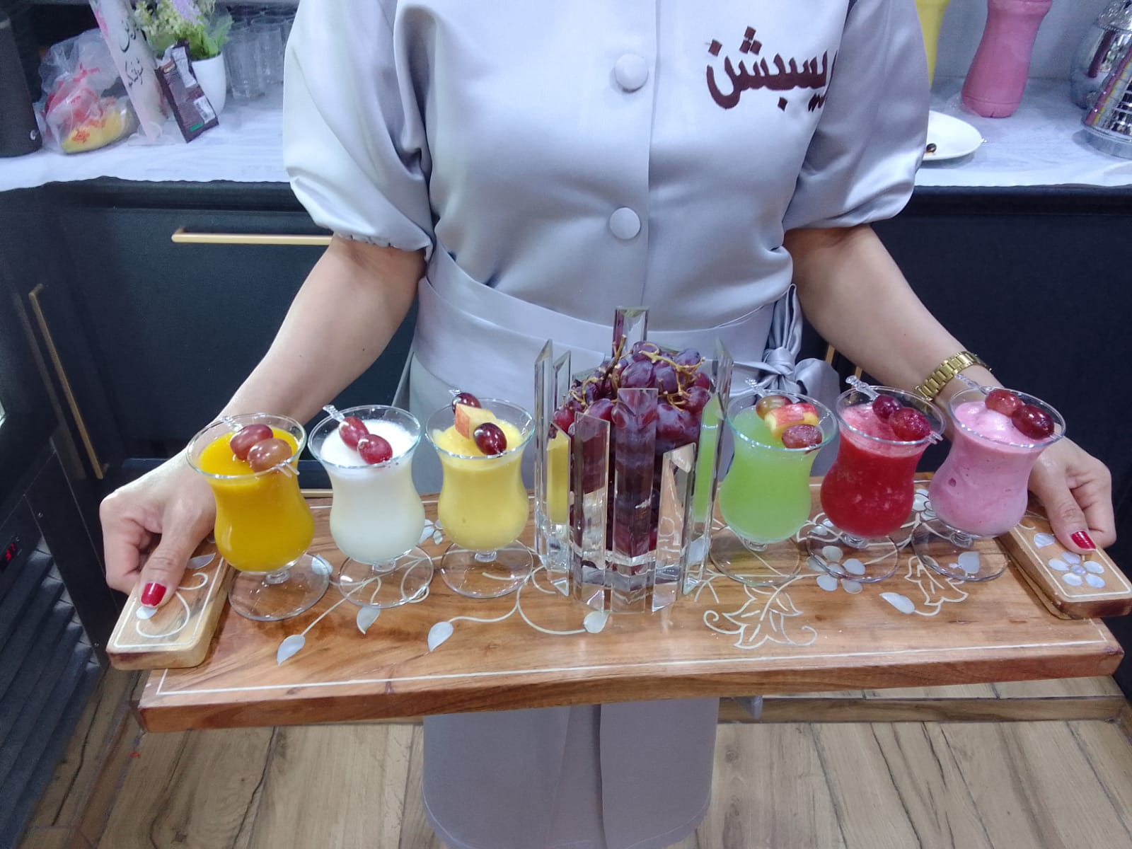 عاملات ضيافة بالكويت يقدمون خدمة راقية في المناسبات والحفلات